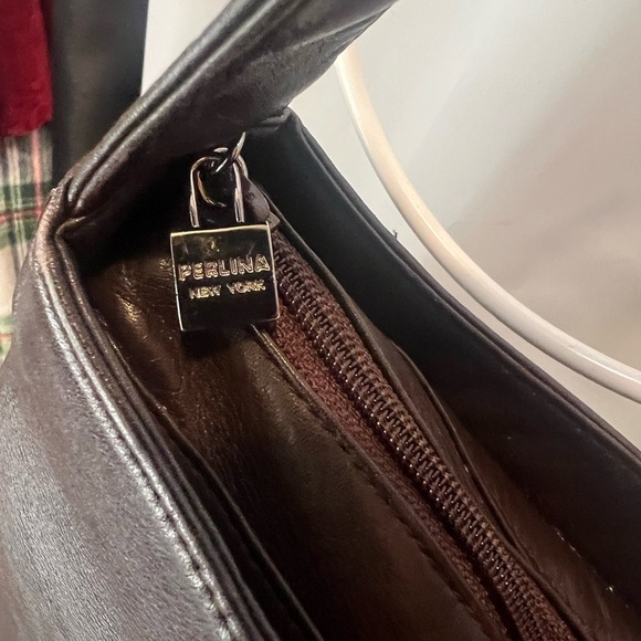 Perlina Brown Leather Shoulder Bag with Crescent Shape - Picture 4 of 7